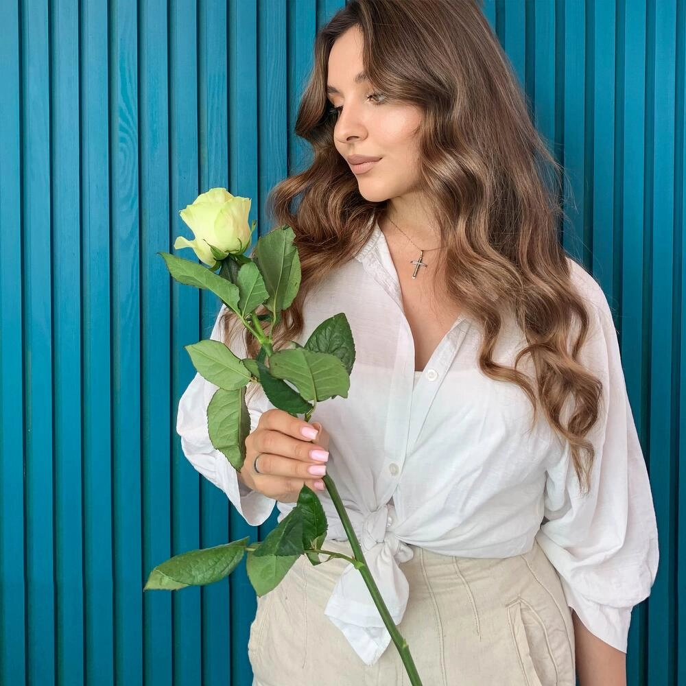 Комплимент из белой эквадорской розы – элегантность в каждом лепестке Вытегра Вологодская область