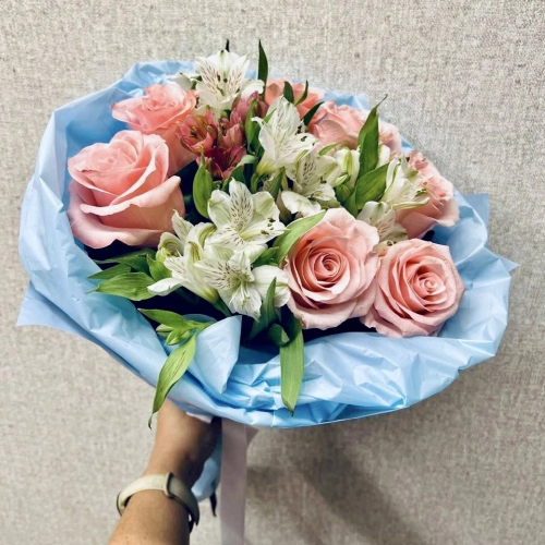 Букет «Фреш» – нежность розовых роз и белых альстромерий Вытегра Вологодская область