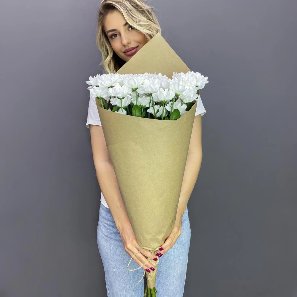 Букет из 5 белых хризантем в крафте – лаконичная элегантность Вытегра Вологодская область