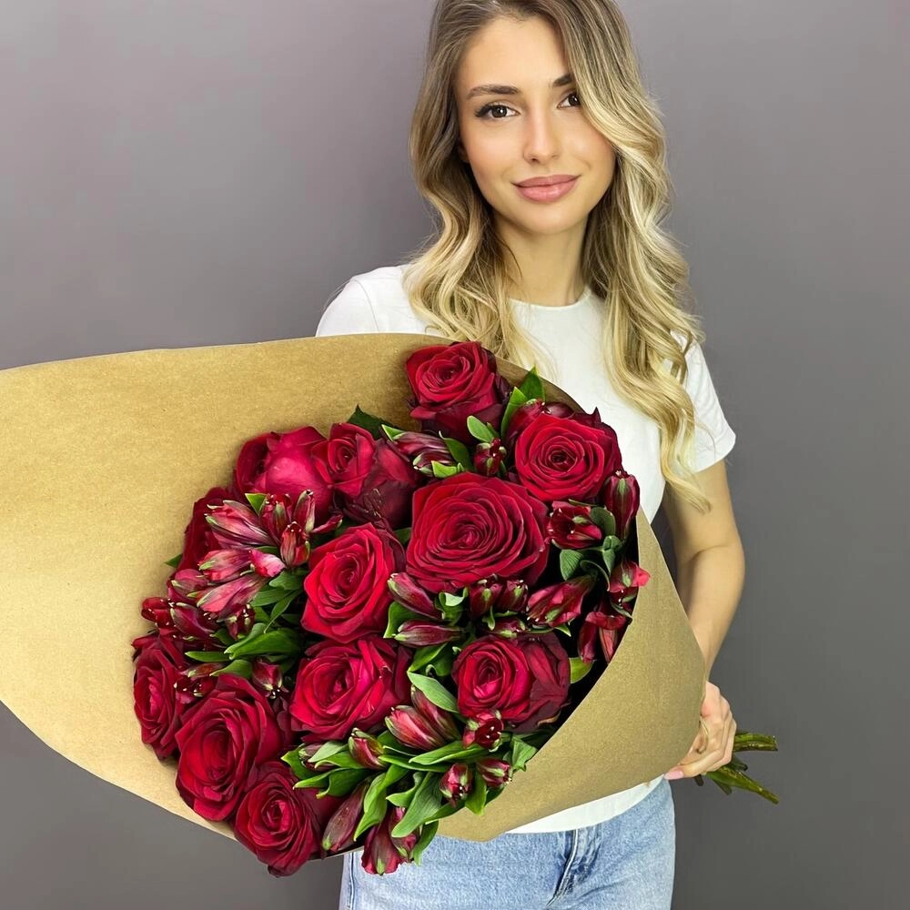 Букет «Стрелиция» – гармония из красных роз и белых альстромерий  Вытегра Вологодская область