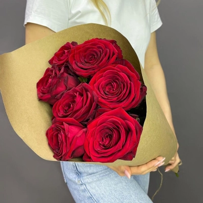 Букет из 7 красных роз в крафте – страсть в стильной упаковке Вытегра Вологодская область
