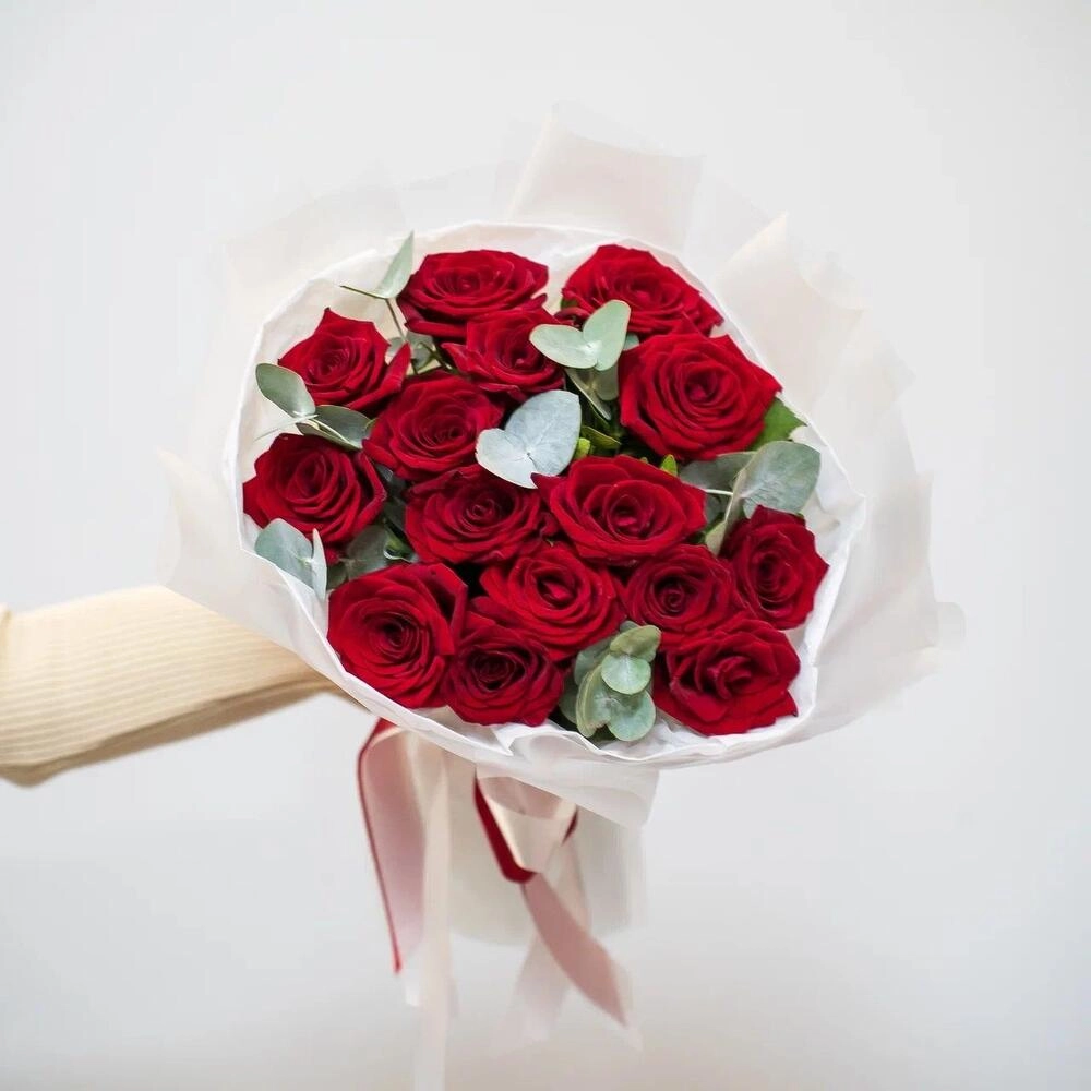 Элегантный букет из 15 красных роз с эвкалиптом – символ страсти и нежности Вытегра Вологодская область