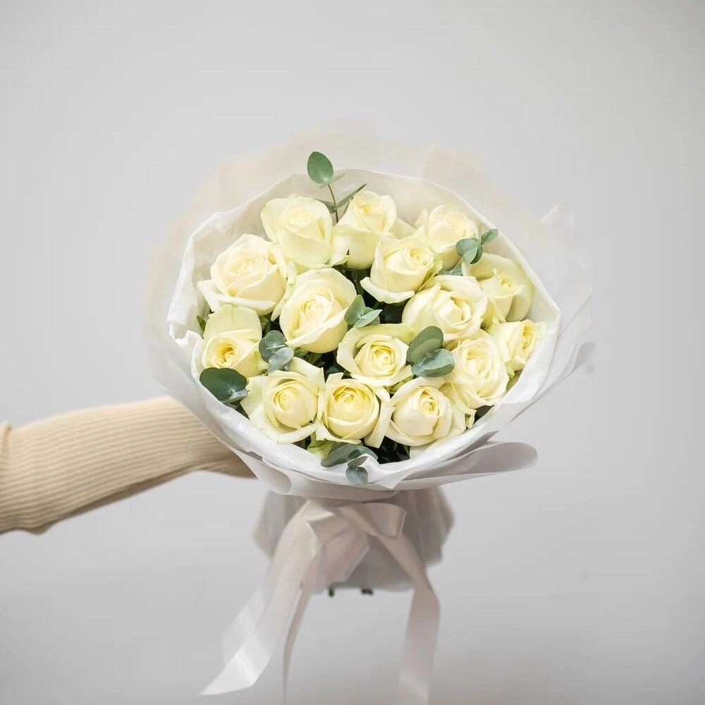 Букет из 15 белых роз с эвкалиптом – чистота и изысканность Вытегра Вологодская область