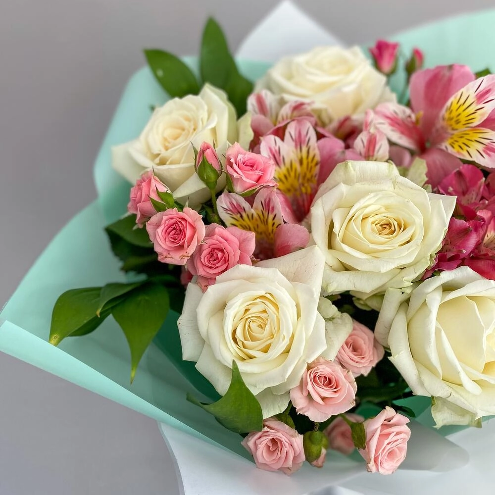 Букет «Николь» – изысканное сочетание роз, кустовых роз и альстромерий Вытегра Вологодская область