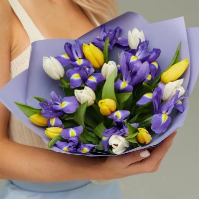 Букет из ирисов и тюльпанов «Весна» Вытегра Вологодская область