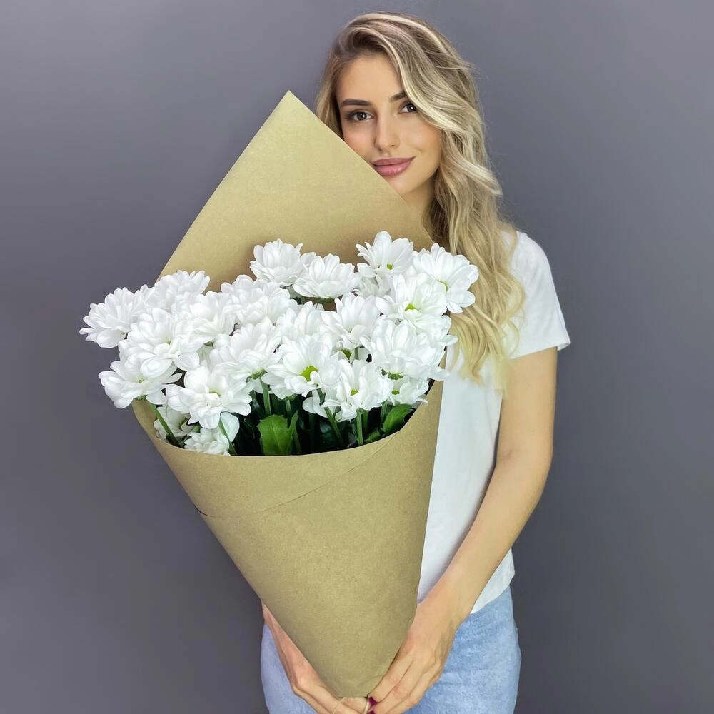 Букет из 5 белых хризантем в крафте – лаконичная элегантность Вытегра Вологодская область