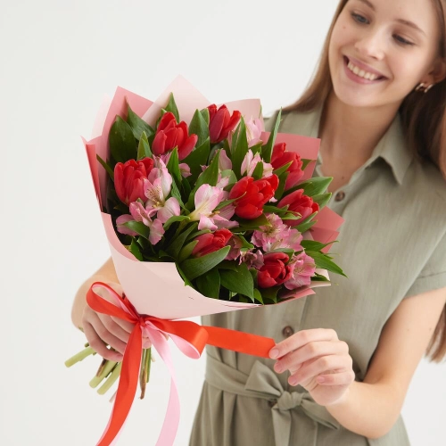 Букет «Первый поцелуй» красных тюльпанов и розовых альстромерий Вытегра Вологодская область