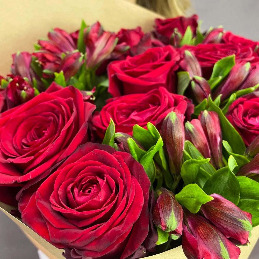 Букет «Стрелиция» – гармония из красных роз и белых альстромерий  Вытегра Вологодская область