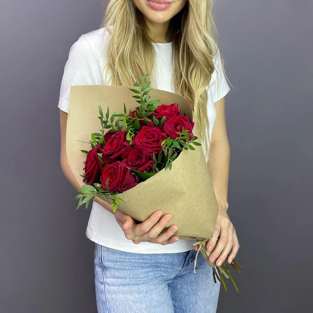 Букет из 9 красных роз с фисташкой – гармония страсти и свежести Вытегра Вологодская область