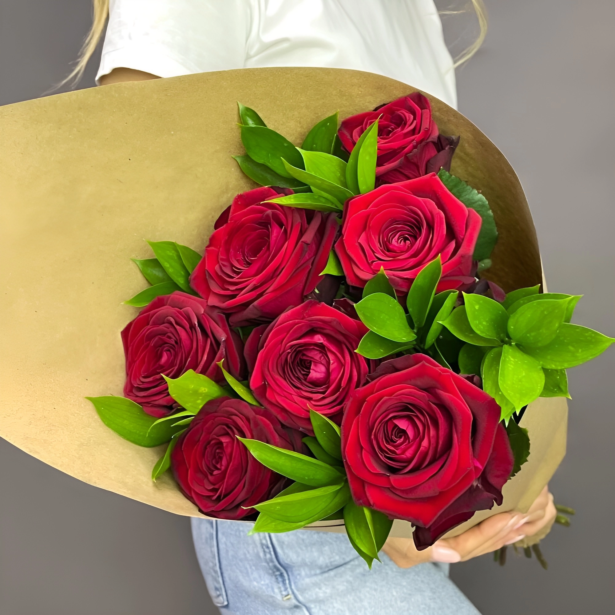Букет из красных роз с рускусом в крафтовой упаковке – классика с изюминкой Вытегра Вологодская область