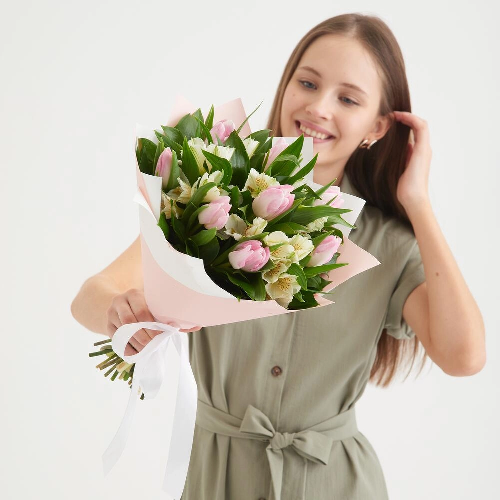 Букет «Первое свидание» розовых тюльпанов и белых альстромерий Вытегра Вологодская область