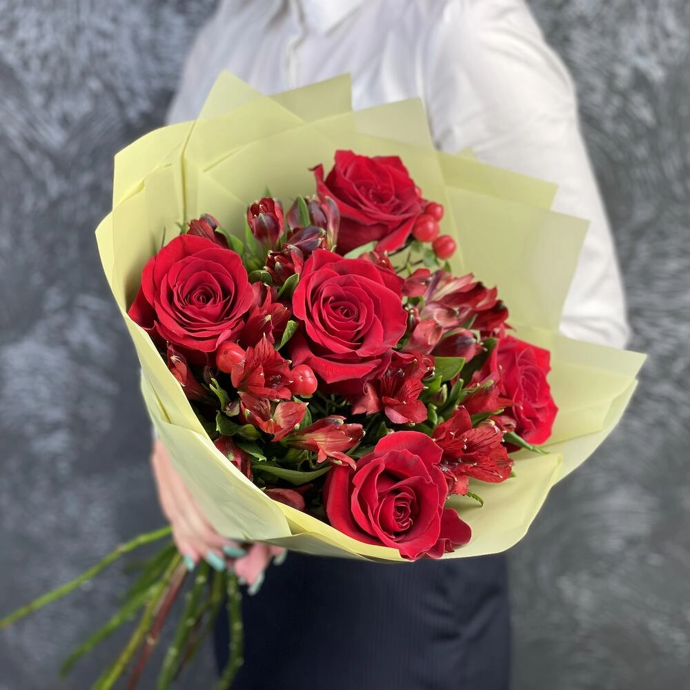 Букет «Бордо» – сочетание красных эквадорских роз и благородных альстромерий Вытегра Вологодская область