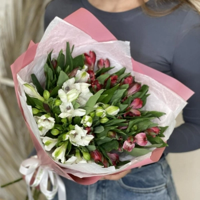Букет «Люблю»– страсть и чистота в красно-белых альстромериях Вытегра Вологодская область