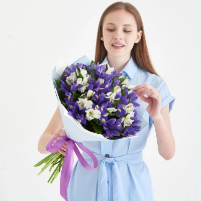 Букет «Вечернее дыхание»  – загадочная гармония синих ирисов и белых альстромерий Вытегра Вологодская область