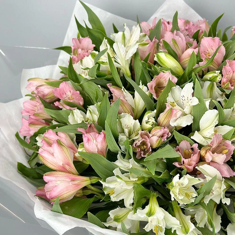 Букет «Гармония» – нежное сочетание белых и розовых альстромерий Вытегра Вологодская область