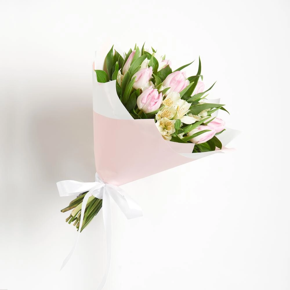 Букет «Первое свидание» розовых тюльпанов и белых альстромерий Вытегра Вологодская область