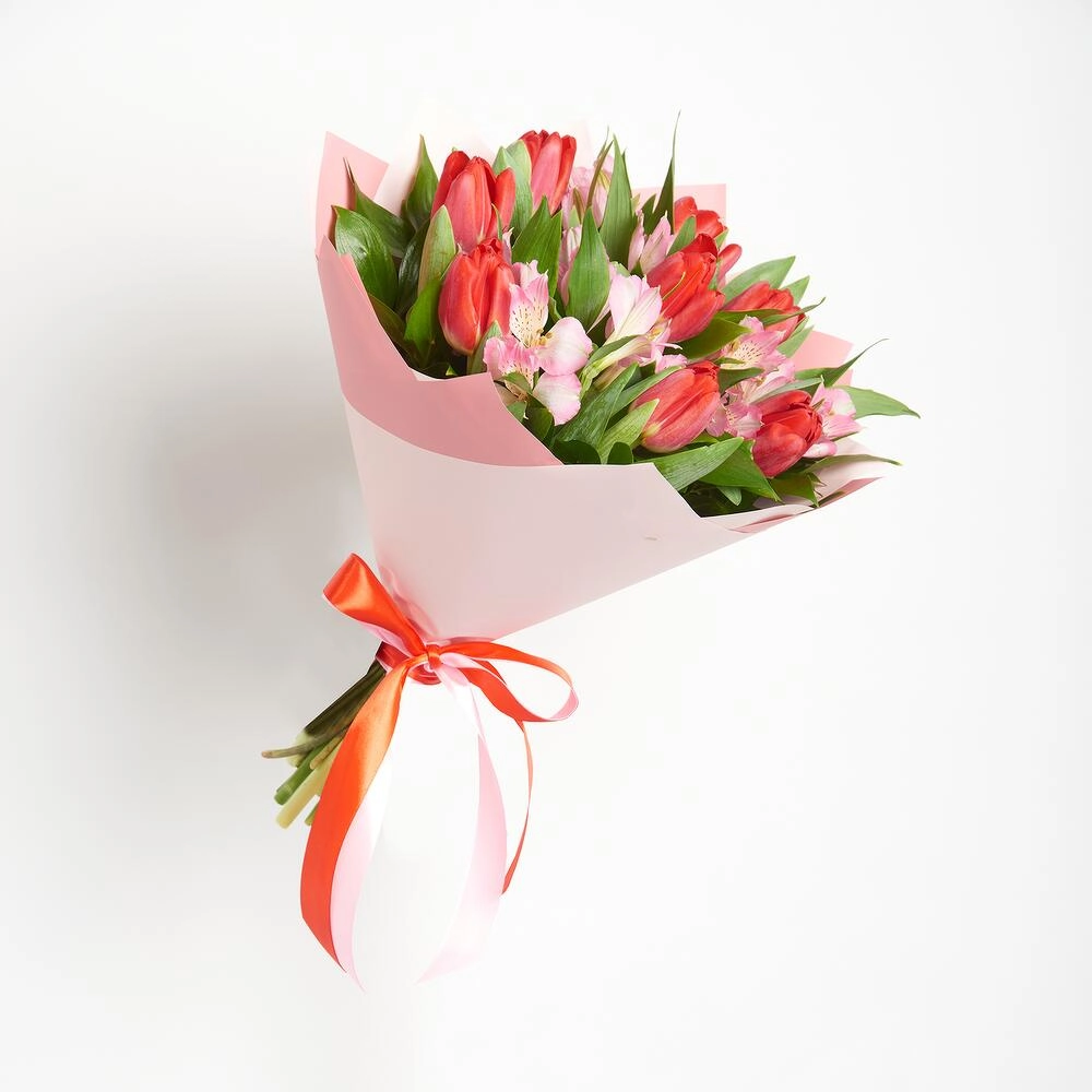 Букет «Первый поцелуй» красных тюльпанов и розовых альстромерий Вытегра Вологодская область