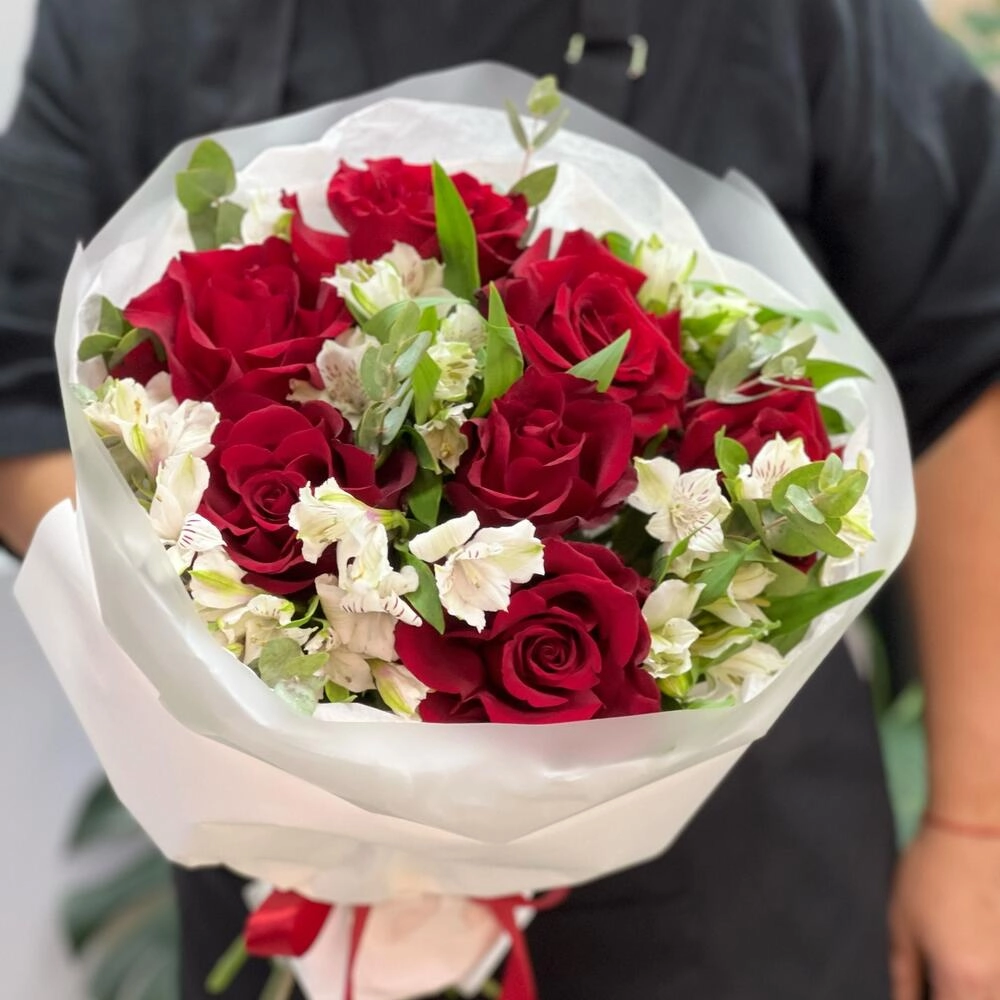 Букет «Любимой» – 7 эквадорских роз и белых альстромерий Вытегра Вологодская область