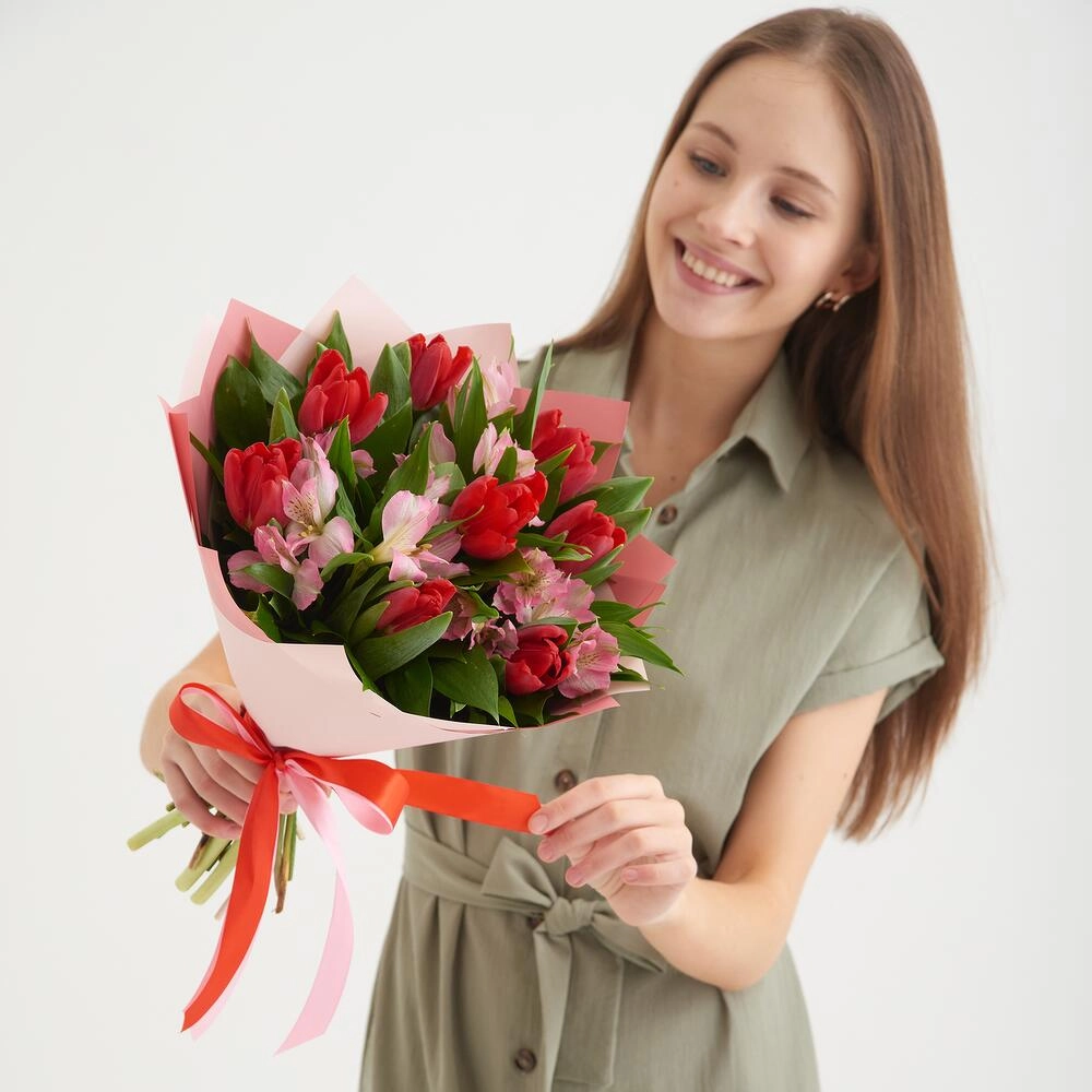 Букет «Первый поцелуй» красных тюльпанов и розовых альстромерий Вытегра Вологодская область