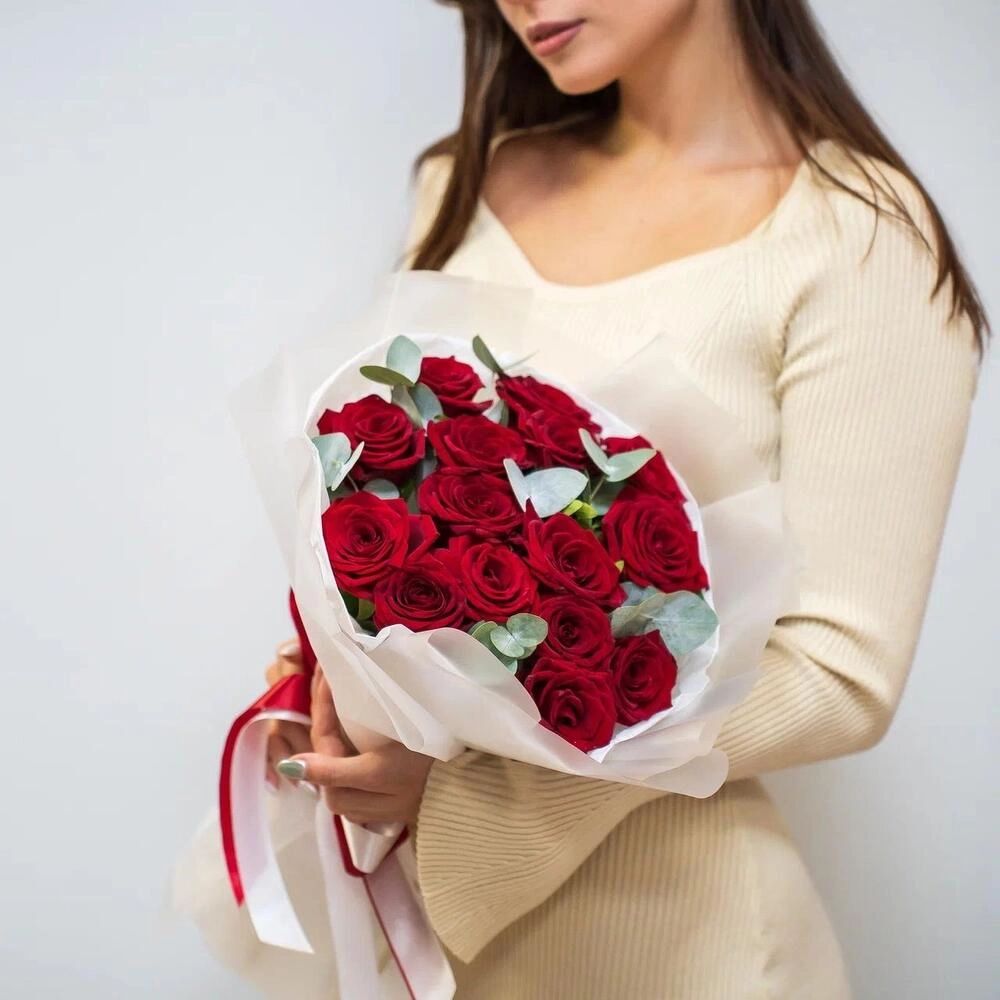 Элегантный букет из 15 красных роз с эвкалиптом – символ страсти и нежности Вытегра Вологодская область