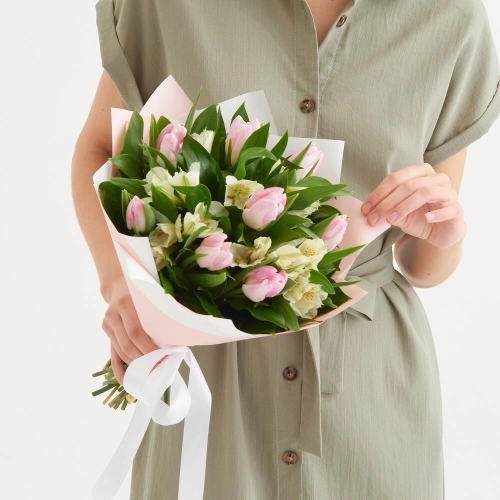 Букет «Первое свидание» розовых тюльпанов и белых альстромерий Вытегра Вологодская область