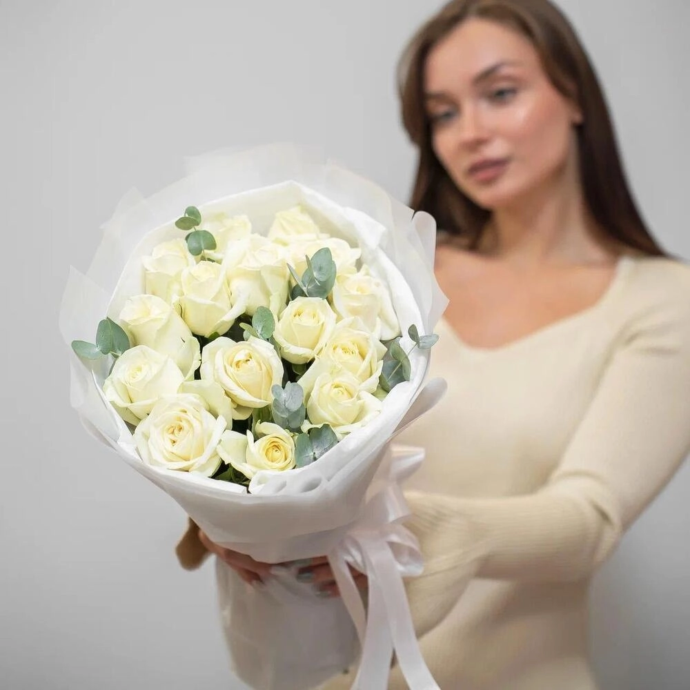 Букет из 15 белых роз с эвкалиптом – чистота и изысканность Вытегра Вологодская область