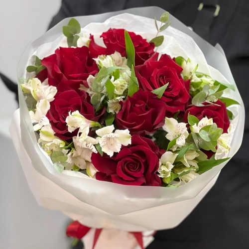 Букет «Любимой» – 7 эквадорских роз и белых альстромерий Вытегра Вологодская область