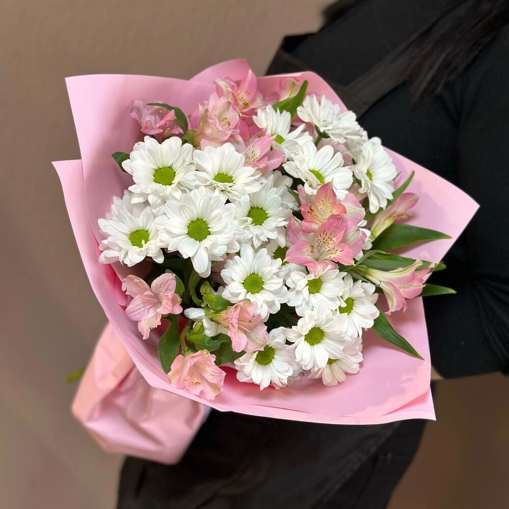 Букет «Поцелуй бабочки» нежность белых хризантем и розовых альстромерий Вытегра Вологодская область