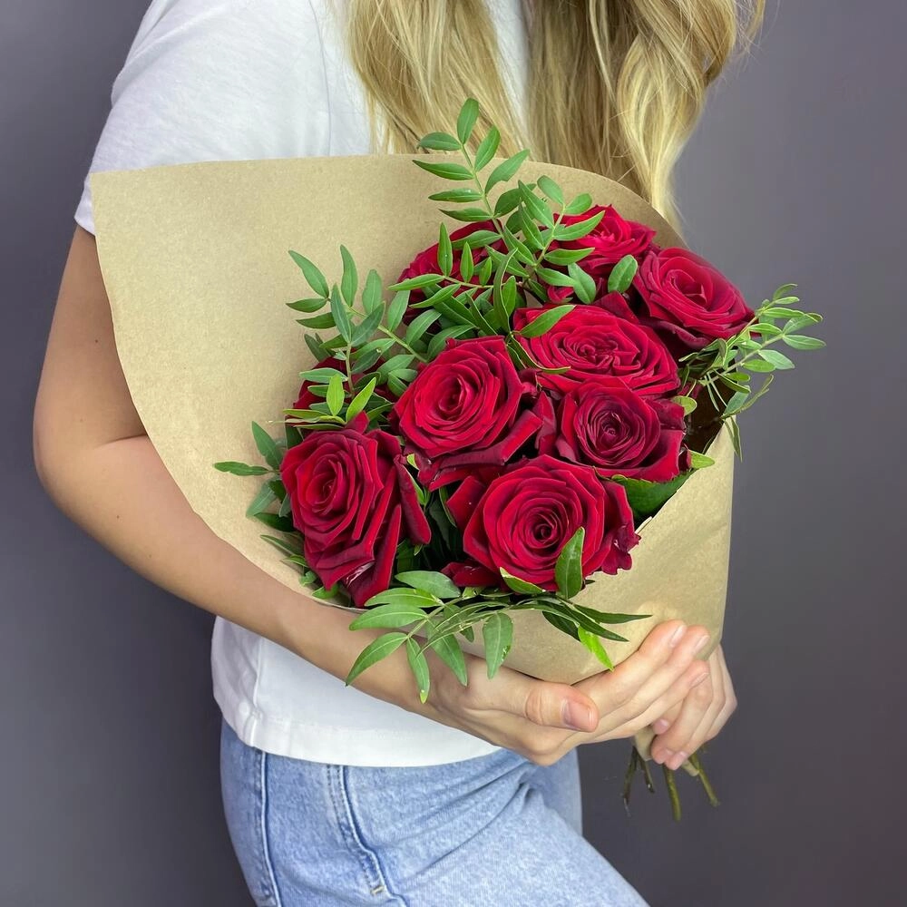 Букет из 9 красных роз с фисташкой – гармония страсти и свежести Вытегра Вологодская область