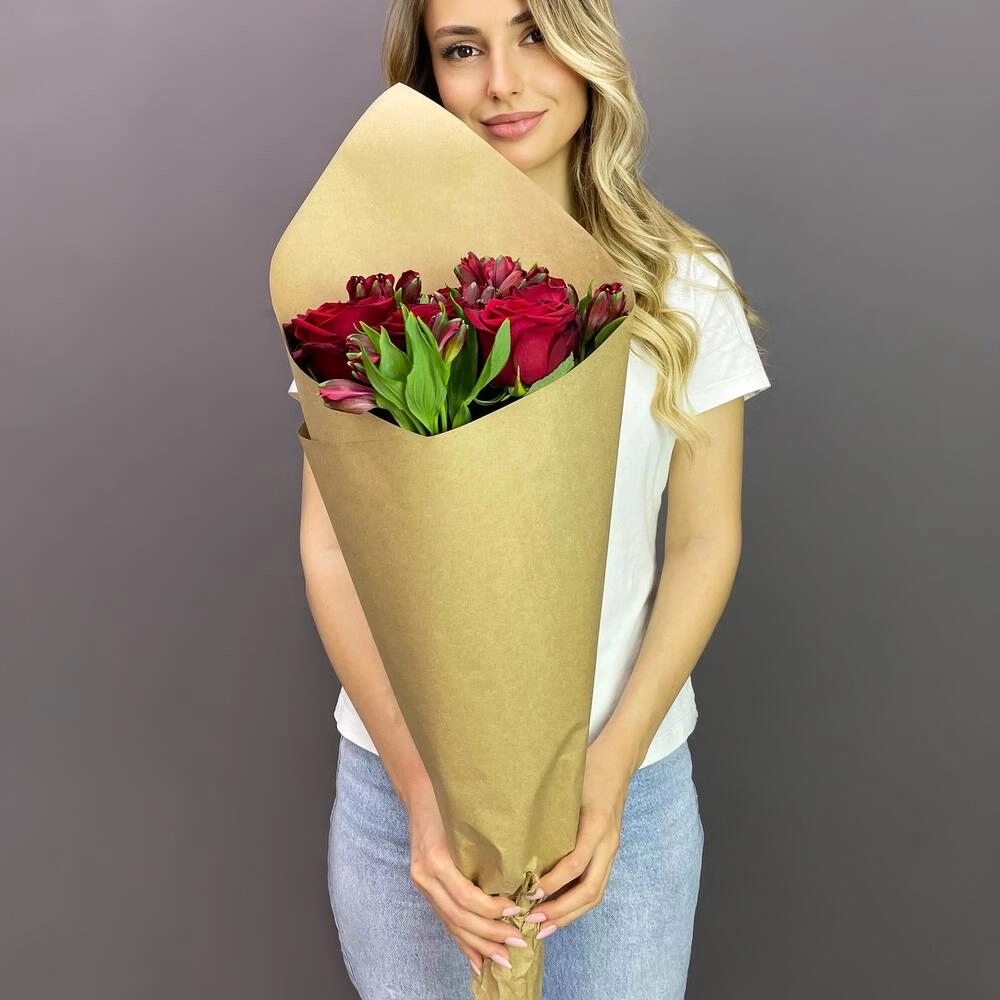 Букет «Страсть» – гармония красных роз и нежных альстромерий Вытегра Вологодская область