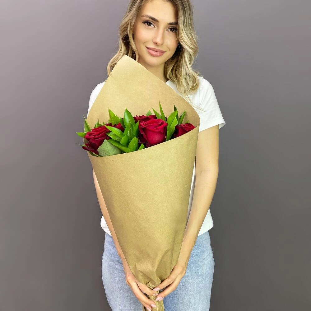 Букет из красных роз с рускусом в крафтовой упаковке – классика с изюминкой Вытегра Вологодская область