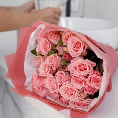 Букет из 9 розовых кустовых роз – нежность в каждом лепестке Вытегра Вологодская область