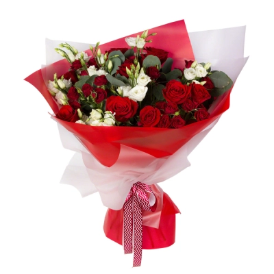 Контрастный букет «Рандеву» – красные розы и белые эустомы Вытегра Вологодская область