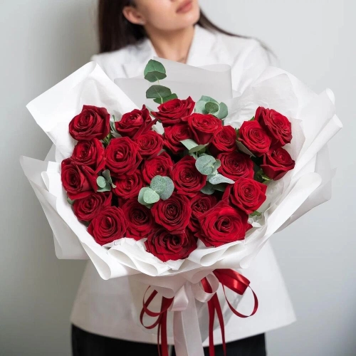Роскошный букет из 25 красных роз с эвкалиптом – королевский подарок  Вытегра Вологодская область