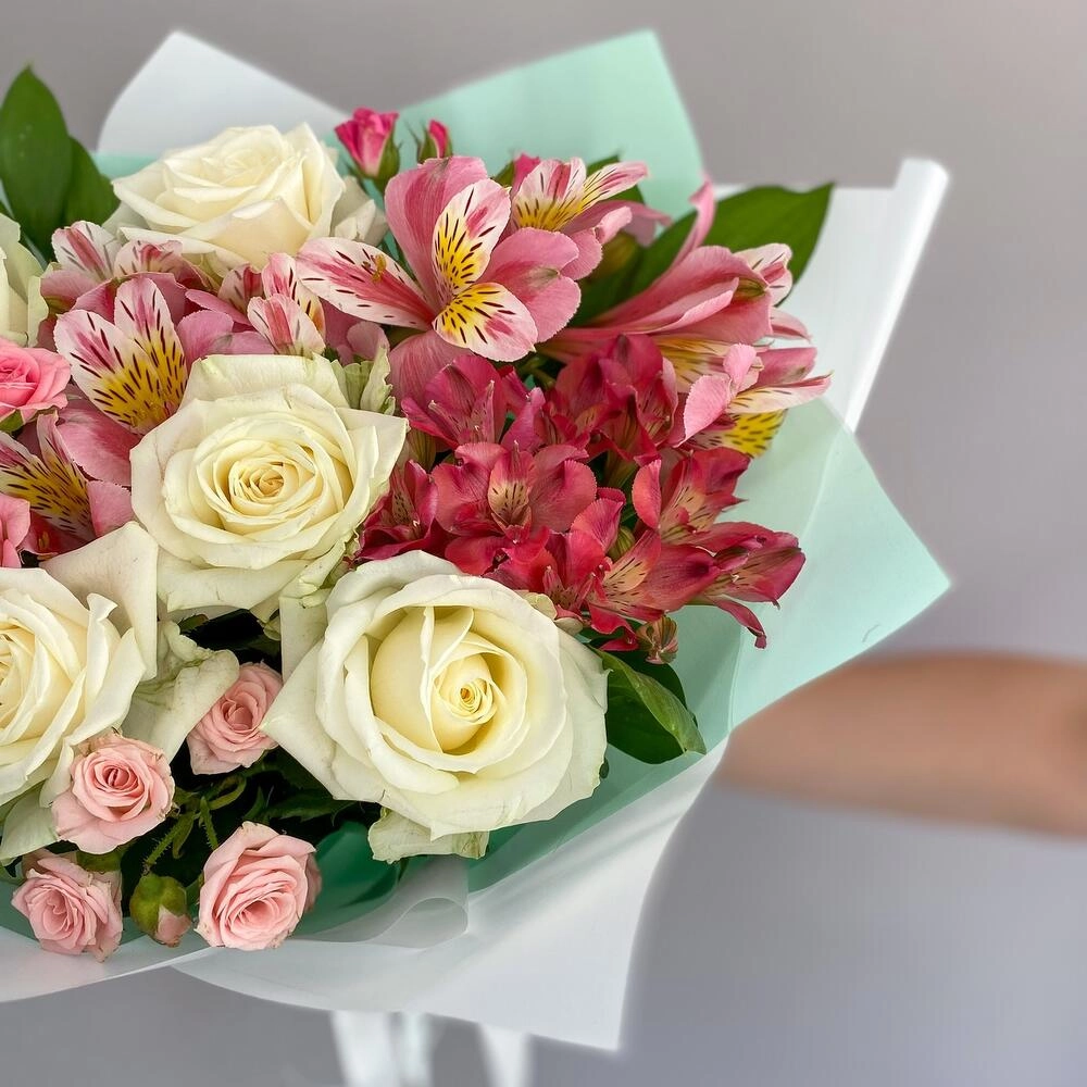 Букет «Николь» – изысканное сочетание роз, кустовых роз и альстромерий Вытегра Вологодская область