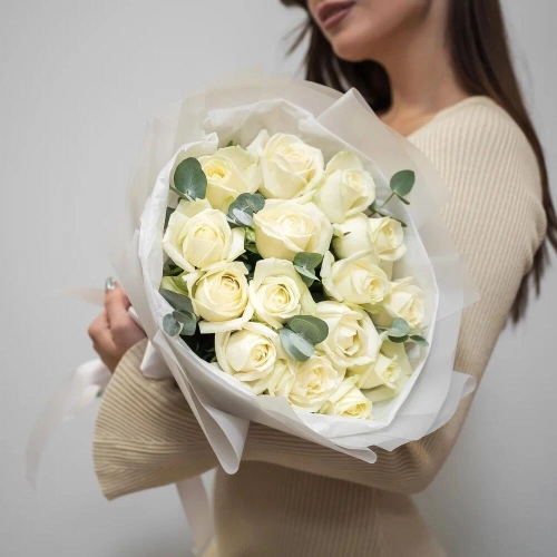 Букет из 15 белых роз с эвкалиптом – чистота и изысканность Вытегра Вологодская область