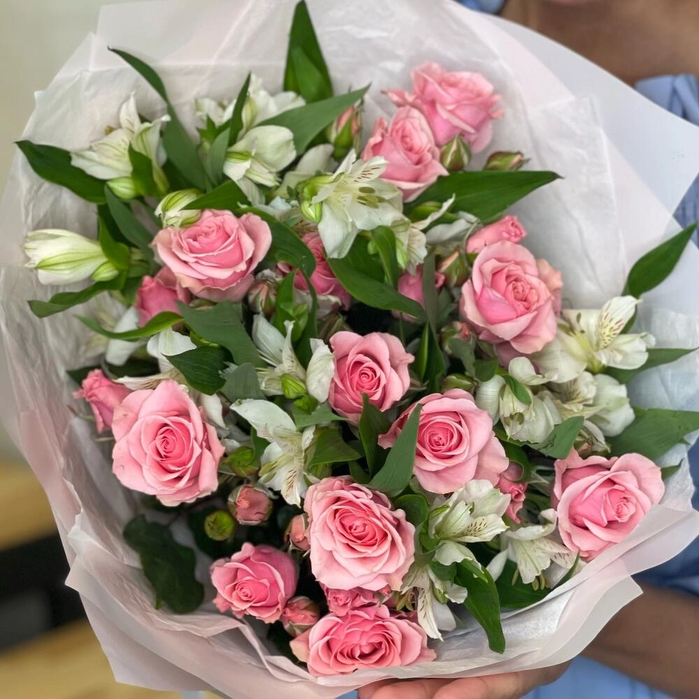 Букет «Розовый фламинго» – нежность розовых кустовых роз и белых альстромерий Вытегра Вологодская область