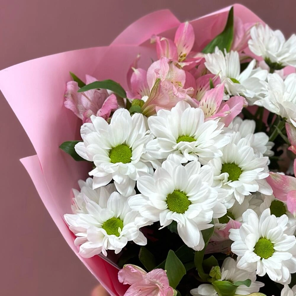 Букет «Поцелуй бабочки» нежность белых хризантем и розовых альстромерий Вытегра Вологодская область