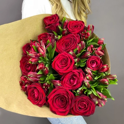 Букет «Стрелиция» – гармония из красных роз и белых альстромерий  Вытегра Вологодская область