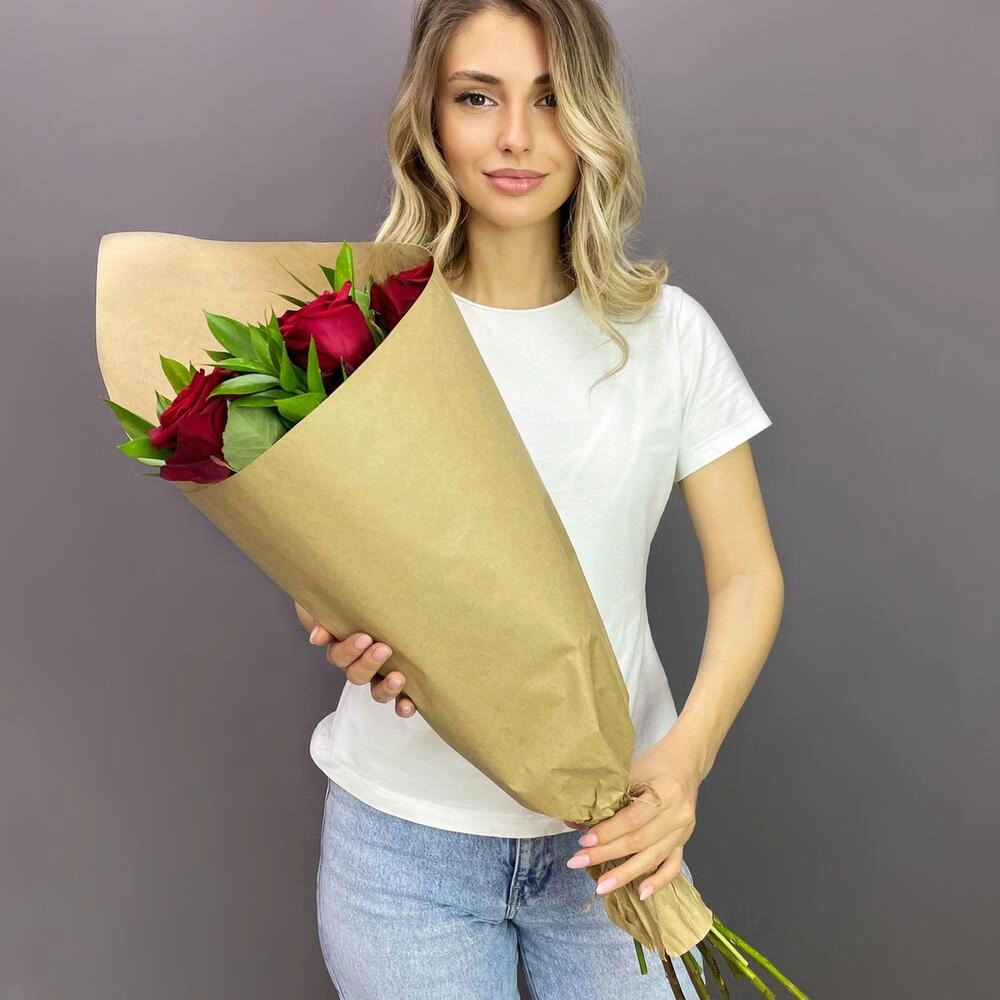 Букет из красных роз с рускусом в крафтовой упаковке – классика с изюминкой Вытегра Вологодская область