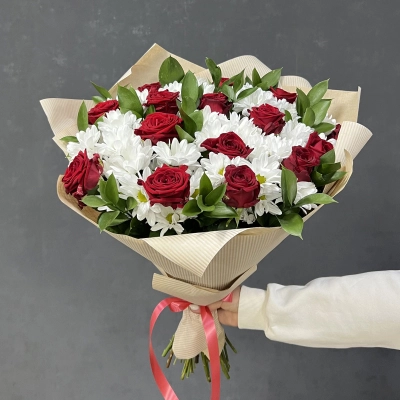 Букет «Романтика» — гармония красных роз и белоснежных хризантем Вытегра Вологодская область