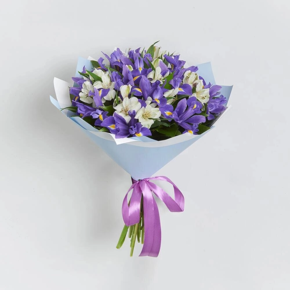 Букет «Вечернее дыхание»  – загадочная гармония синих ирисов и белых альстромерий Вытегра Вологодская область