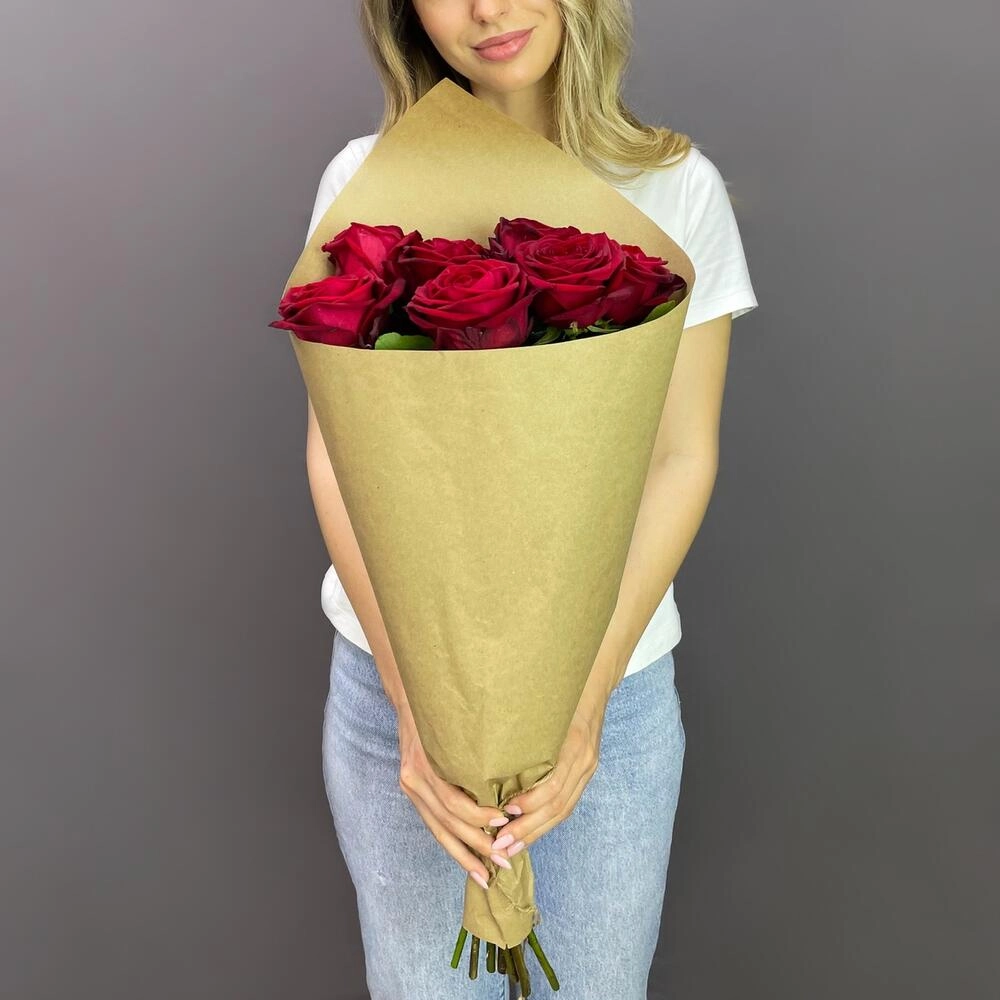 Букет из 7 красных роз в крафте – страсть в стильной упаковке Вытегра Вологодская область
