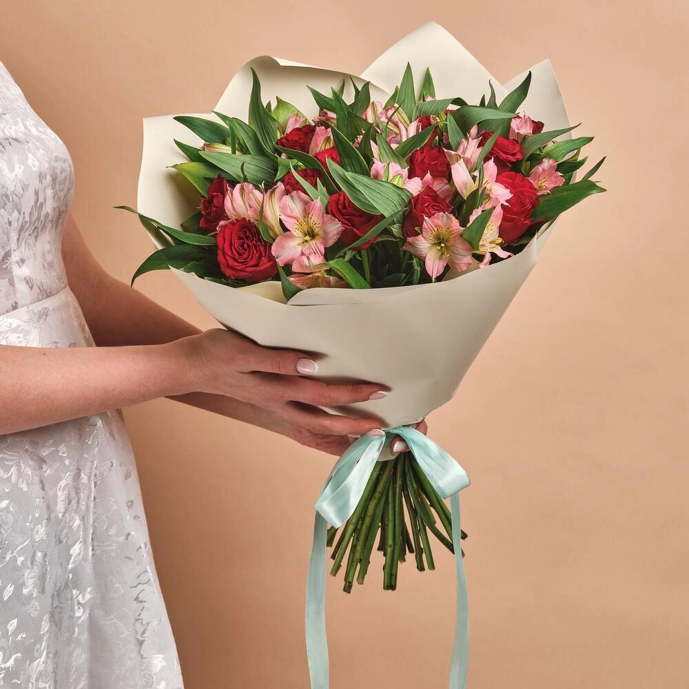 Букет «Нежность слов» — гармония красных роз и нежных альстромерий Вытегра Вологодская область