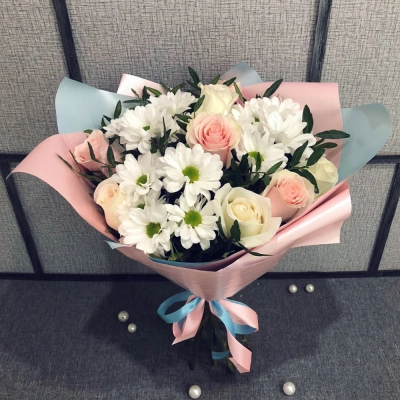 Букет из свежих роз и белых хризантем – гармония нежности и чистоты Вытегра Вологодская область