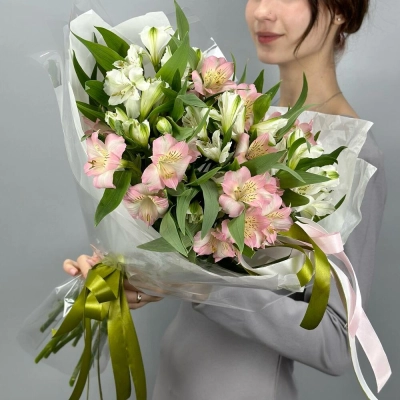 Букет «Нежность» – трогательное сочетание белых и розовых альстромерий Вытегра Вологодская область