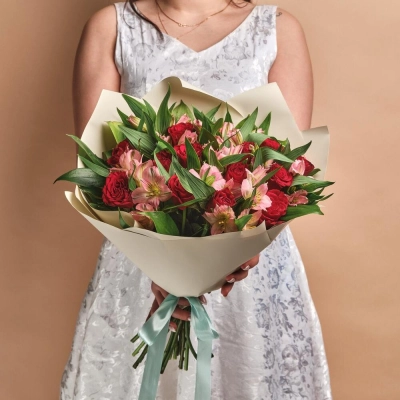 Букет «Нежность слов» — гармония красных роз и нежных альстромерий Вытегра Вологодская область