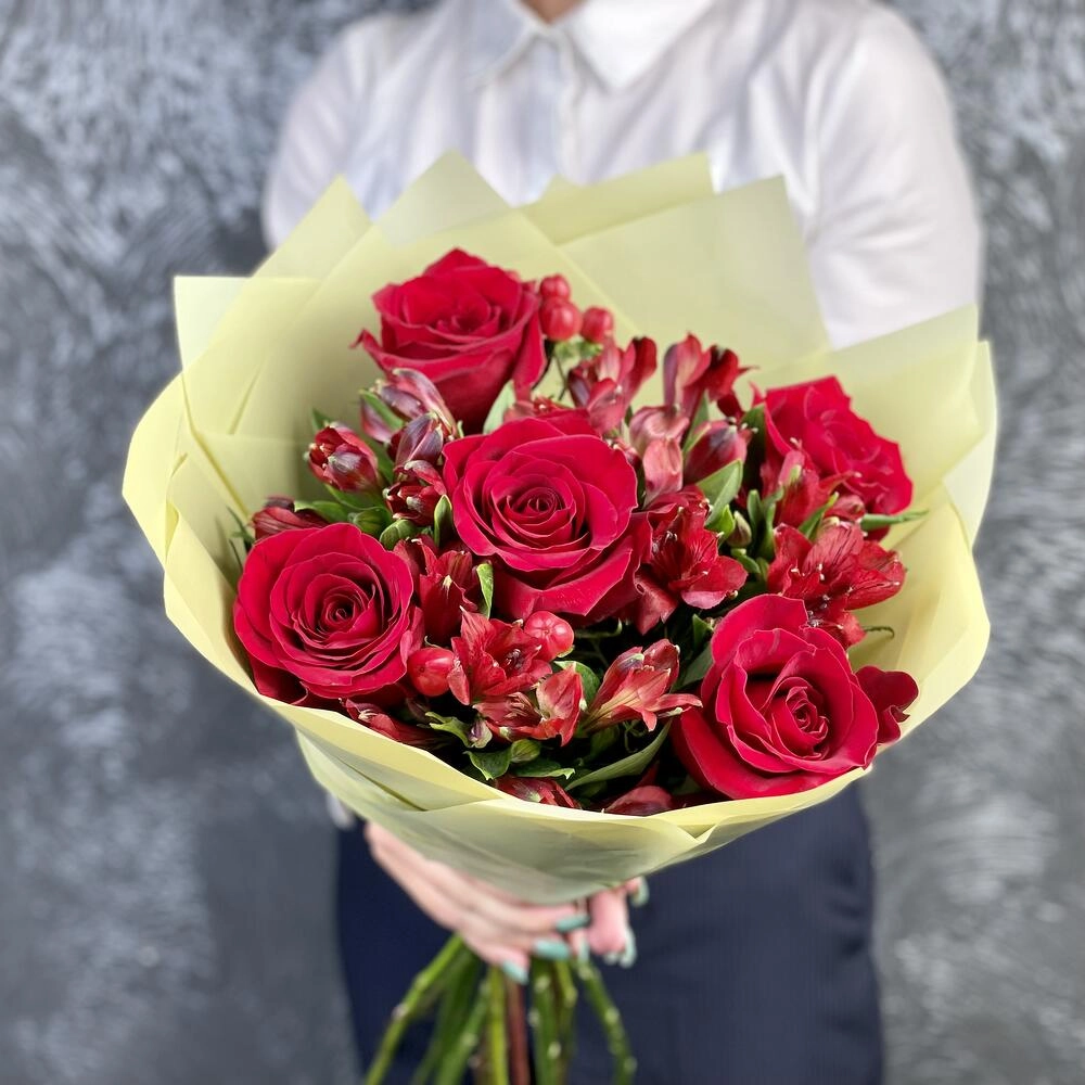 Букет «Бордо» – сочетание красных эквадорских роз и благородных альстромерий Вытегра Вологодская область