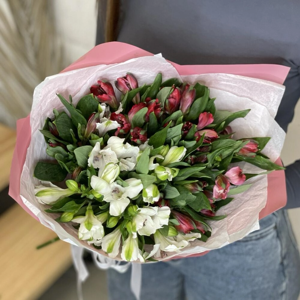 Букет «Люблю»– страсть и чистота в красно-белых альстромериях Вытегра Вологодская область