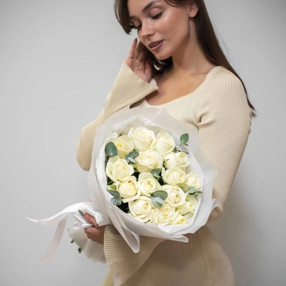 Букет из 15 белых роз с эвкалиптом – чистота и изысканность Вытегра Вологодская область